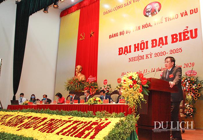 Phó Bí thư Thường trực Đảng ủy Bộ VHTTDL Phùng Minh Cường trình bày báo cáo chính trị